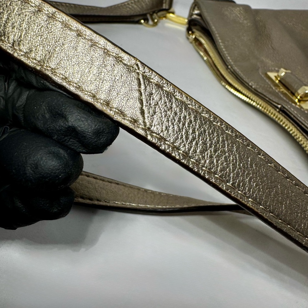B. Makowsky Metallic Gold Leather Crossbody/Shoulder Bucket Turlock Bag in Gold - Picture 15 of 16